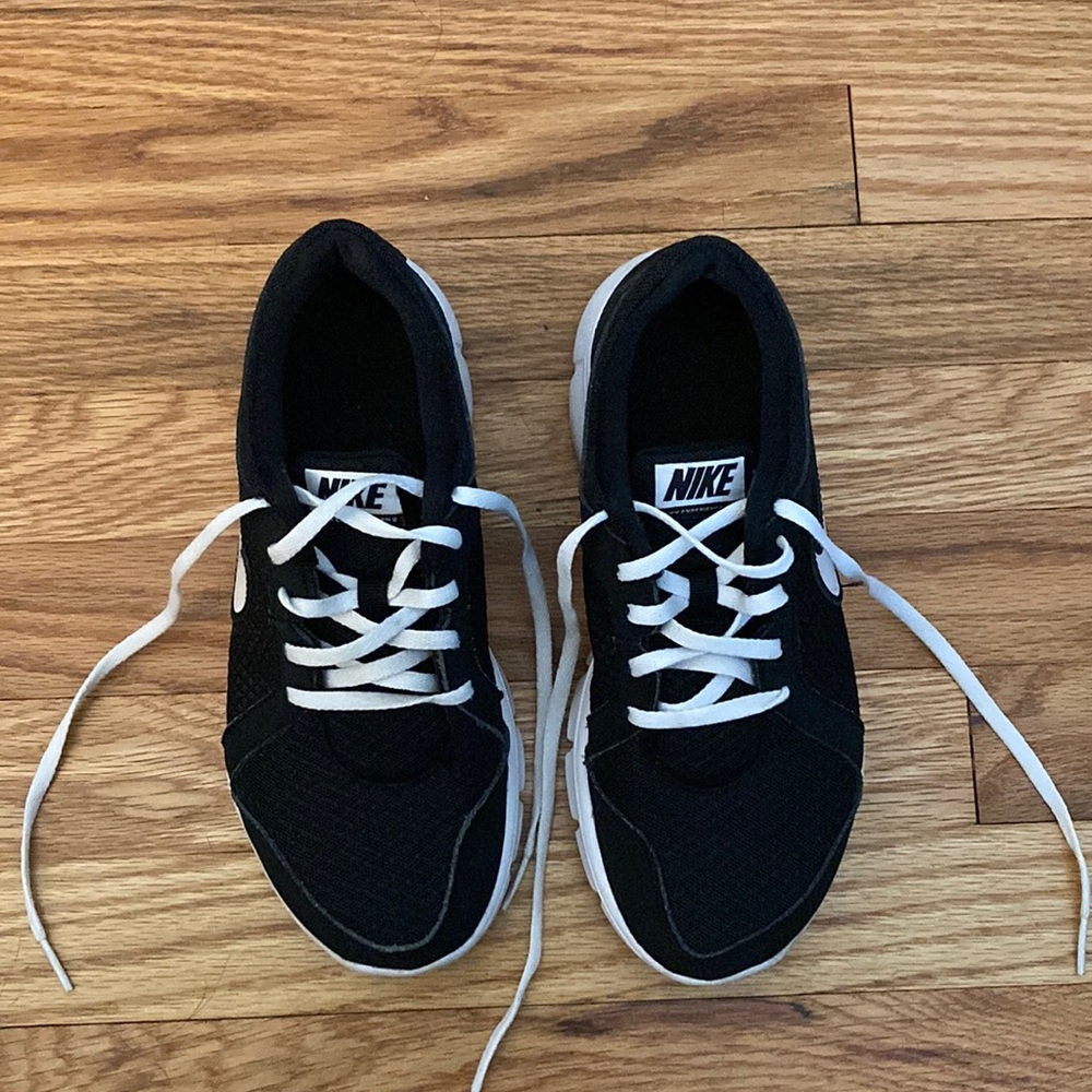 Nike Tennis Shoes- 5 Youth